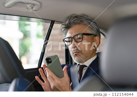 シニア男性　ビジネス　車内　スマホ 112154044