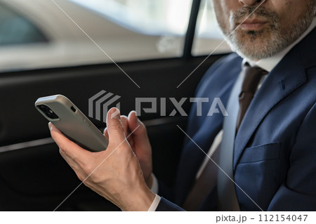 シニア男性 ビジネス 車内 パーツ シニア男性 ビジネス 車内 パーツ 112154047