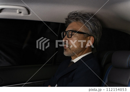 シニア男性　ビジネス　車内　 112154053