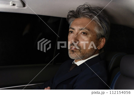 シニア男性　ビジネス　車内　 112154056