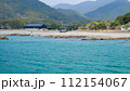 透き通る青い海と浜辺 112154067