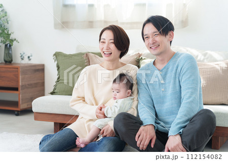 笑顔の家族 112154082