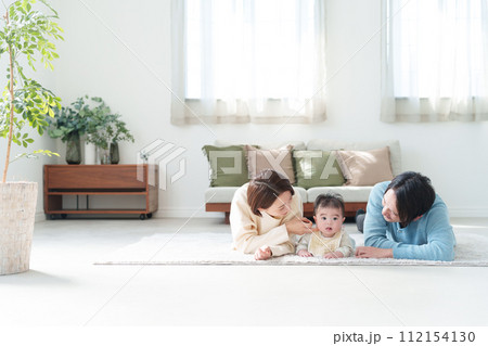笑顔の家族 112154130