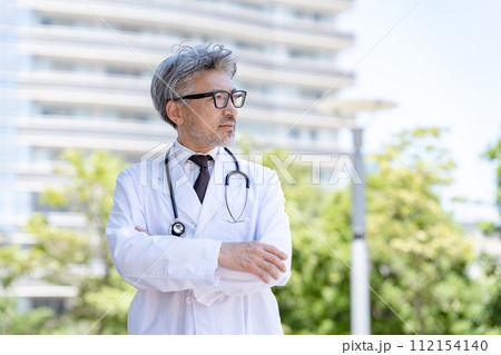シニア男性　ドクター　腕組み 112154140