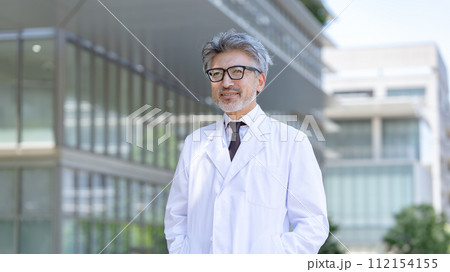 シニア男性　白衣　 112154155