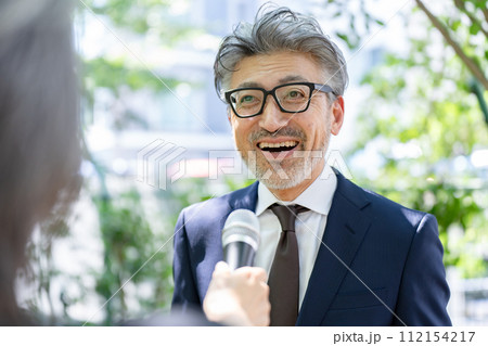シニア男性　街頭インタビュー 112154217