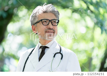 シニア男性　ドクター　緑 112154231