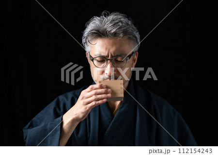 シニア男性 着物 酒 シニア男性 着物 酒 112154243