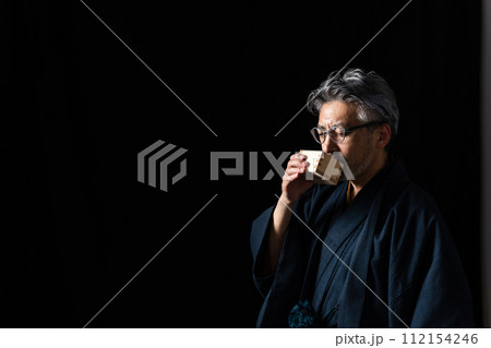 シニア男性　着物　酒 112154246