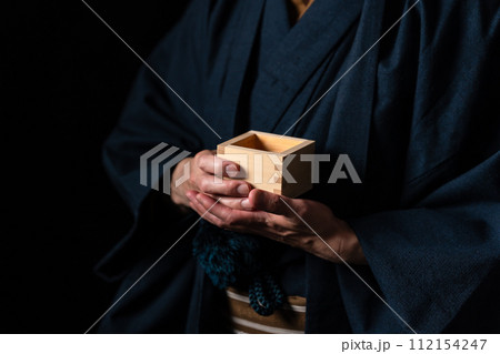 シニア男性　着物　酒　顔なし 112154247