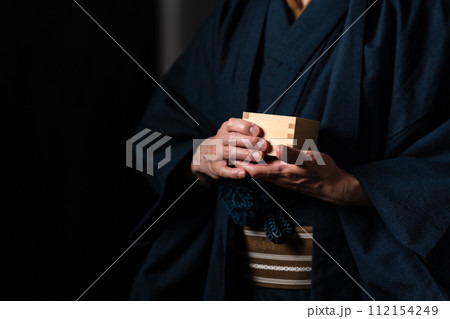 シニア男性 着物 酒 顔なし シニア男性 着物 酒 顔なし 112154249