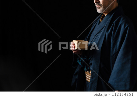 シニア男性　着物　酒　顔なし 112154251