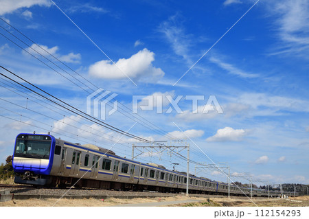 冬晴れの田園を行くE235系総武線快速電車 冬晴れの田園を行くE235系総武線快速電車 112154293