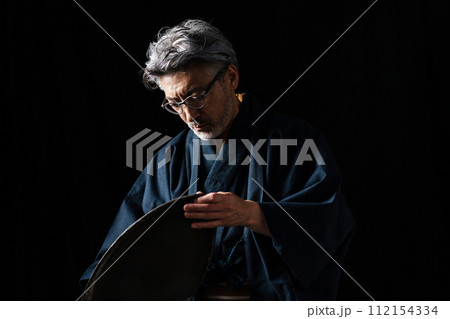 シニア男性　着物　陶芸 112154334