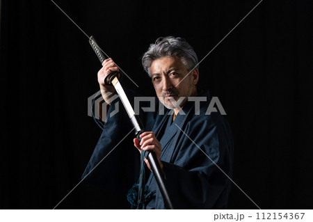 シニア男性　着物　日本刀 112154367