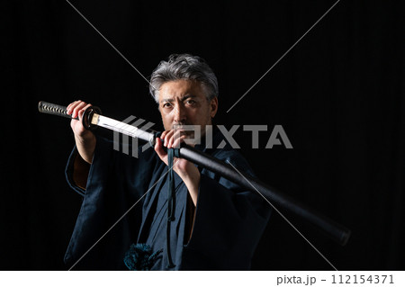 シニア男性　着物　日本刀 112154371