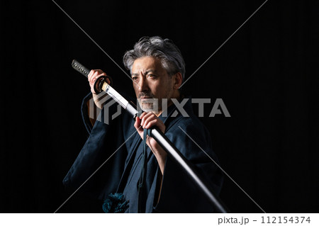 シニア男性　着物　日本刀 112154374