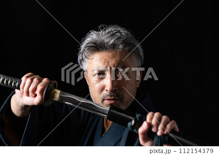 シニア男性　着物　日本刀 112154379