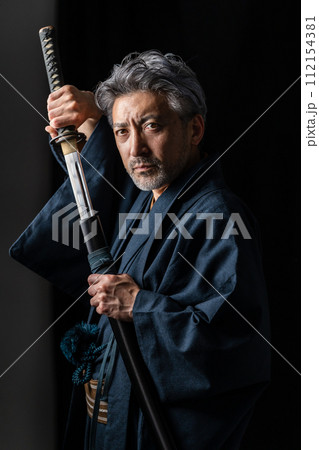 シニア男性　着物　日本刀 112154381