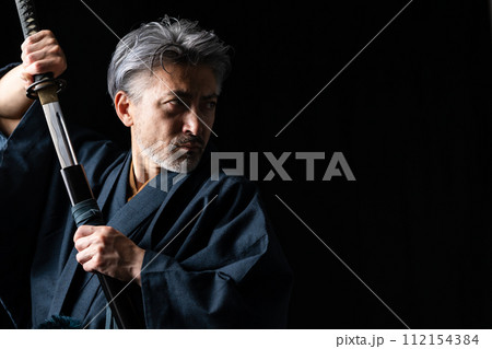 シニア男性　着物　日本刀 112154384