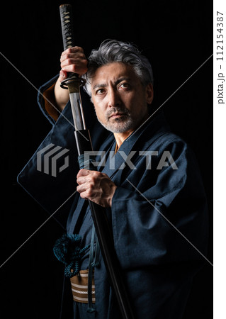 シニア男性　着物　日本刀 112154387
