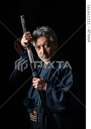 シニア男性　着物　日本刀 112154391