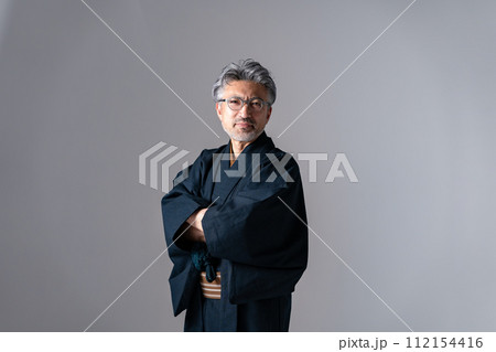 シニア男性　着物　グレー　腕組み 112154416