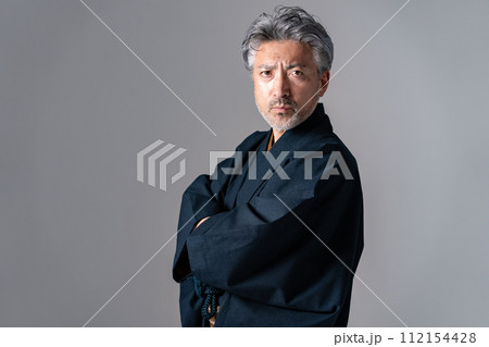 シニア男性　着物　グレー　腕組み 112154428