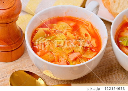 ミネストローネ、野菜のトマト風スープ、イタリアン。ジャガイモ、タマネギ、キャベツ、ベーコン、マカロニ 112154658