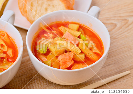 ミネストローネ、野菜のトマト風スープ、イタリアン。ジャガイモ、タマネギ、キャベツ、ベーコン、マカロニ ミネストローネ、野菜のトマト風スープ、イタリアン。ジャガイモ、タマネギ、キャベツ、ベーコン、マカロニ 112154659