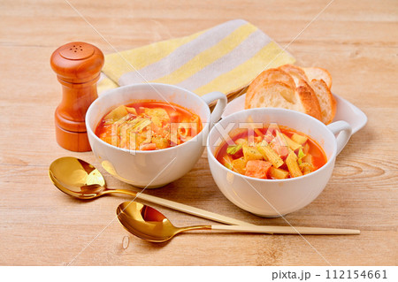 ミネストローネ、野菜のトマト風スープ、イタリアン。ジャガイモ、タマネギ、キャベツ、ベーコン、マカロニ ミネストローネ、野菜のトマト風スープ、イタリアン。ジャガイモ、タマネギ、キャベツ、ベーコン、マカロニ 112154661