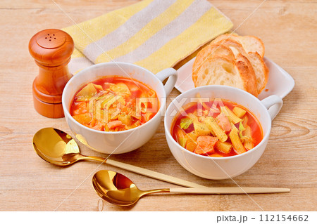 ミネストローネ、野菜のトマト風スープ、イタリアン。ジャガイモ、タマネギ、キャベツ、ベーコン、マカロニ ミネストローネ、野菜のトマト風スープ、イタリアン。ジャガイモ、タマネギ、キャベツ、ベーコン、マカロニ 112154662