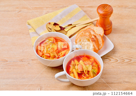 ミネストローネ、野菜のトマト風スープ、イタリアン。ジャガイモ、タマネギ、キャベツ、ベーコン、マカロニ ミネストローネ、野菜のトマト風スープ、イタリアン。ジャガイモ、タマネギ、キャベツ、ベーコン、マカロニ 112154664