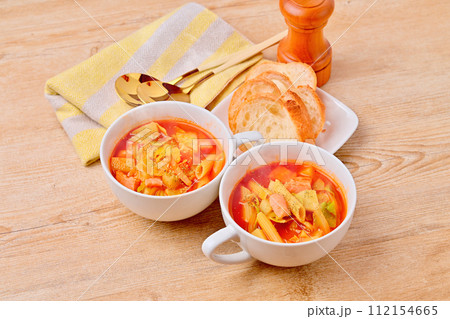 ミネストローネ、野菜のトマト風スープ、イタリアン。ジャガイモ、タマネギ、キャベツ、ベーコン、マカロニ ミネストローネ、野菜のトマト風スープ、イタリアン。ジャガイモ、タマネギ、キャベツ、ベーコン、マカロニ 112154665