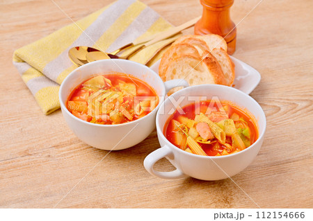 ミネストローネ、野菜のトマト風スープ、イタリアン。ジャガイモ、タマネギ、キャベツ、ベーコン、マカロニ ミネストローネ、野菜のトマト風スープ、イタリアン。ジャガイモ、タマネギ、キャベツ、ベーコン、マカロニ 112154666