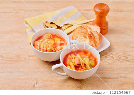 ミネストローネ、野菜のトマト風スープ、イタリアン。ジャガイモ、タマネギ、キャベツ、ベーコン、マカロニ ミネストローネ、野菜のトマト風スープ、イタリアン。ジャガイモ、タマネギ、キャベツ、ベーコン、マカロニ 112154667