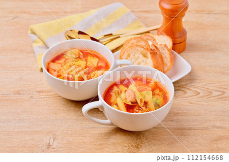 ミネストローネ、野菜のトマト風スープ、イタリアン。ジャガイモ、タマネギ、キャベツ、ベーコン、マカロニ ミネストローネ、野菜のトマト風スープ、イタリアン。ジャガイモ、タマネギ、キャベツ、ベーコン、マカロニ 112154668