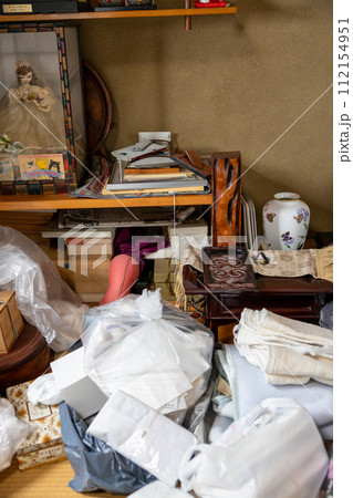 実家の遺品整理中の和室の写真素材 [112154951] - PIXTA