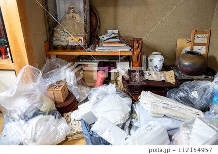 実家の遺品整理中の和室 112154957