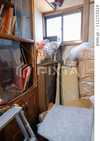 実家の遺品整理中の納戸 実家の遺品整理中の納戸 112155028