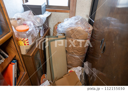 実家の遺品整理中の納戸 実家の遺品整理中の納戸 112155030