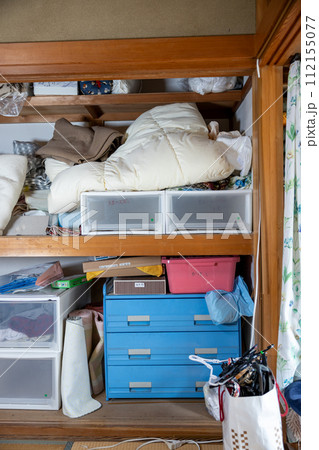 古い家の押し入れの中 古い家の押し入れの中 112155077