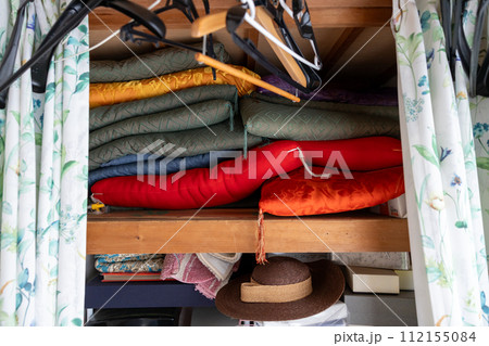 古い家の押し入れの中 古い家の押し入れの中 112155084