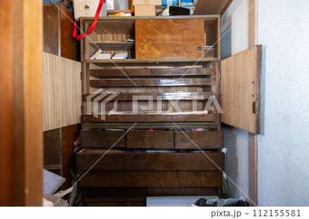 実家整理中の納戸の和ダンス 112155581