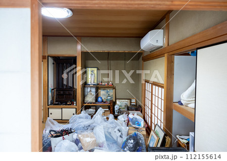 実家の遺品整理中の和室 112155614