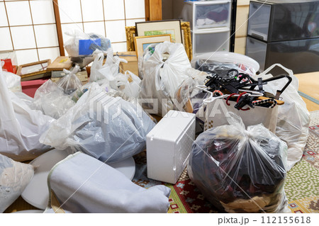 実家の遺品整理中の和室 実家の遺品整理中の和室 112155618