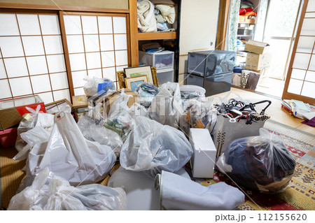 実家の遺品整理中の和室 実家の遺品整理中の和室 112155620