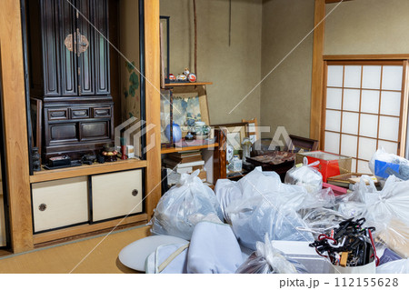 実家の遺品整理中の和室の写真素材 [112155628] - PIXTA