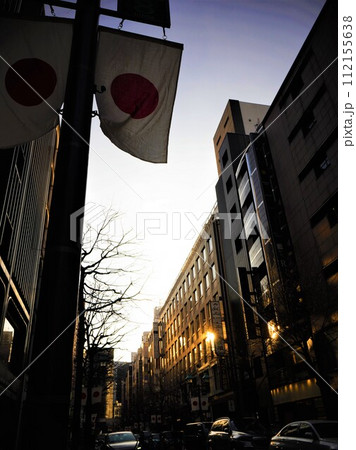 都心の夕暮れと国旗 112155638