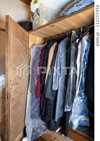 実家の納戸の古い洋服ダンス 112155858